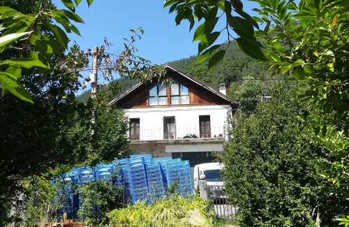 Uztarroz Apartment | Apartment 'Kabila Enea 1' with Mountain View, Private Garden and Wi-Fi