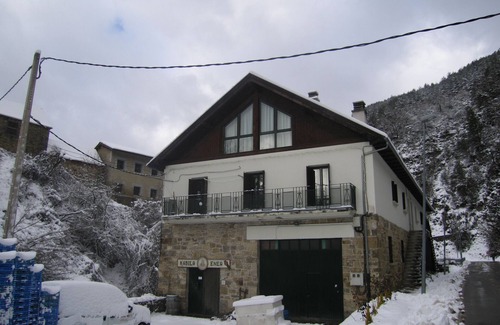 Uztarroz Apartment | Apartment 'Kabila Enea 1' with Mountain View, Private Garden and Wi-Fi