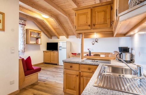 Casola Apartment | Apartment 'Kranebitterhof Alpenrose' with Mountain View, Shared Garden and Wi-Fi