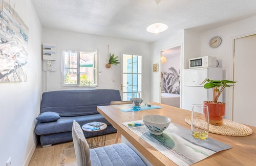 La Remigeasse Apartment | Apartment "La Belle Petite Maison" with Shared Terrace, Private Garden and Wi-Fi
