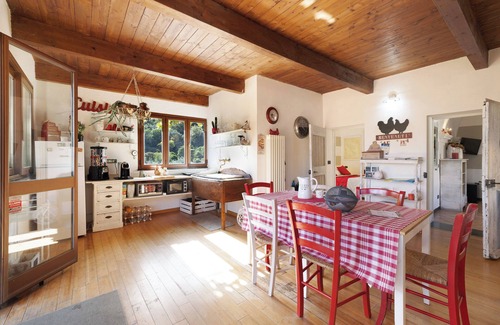 Tovo San Giacomo Apartment | Apartment 'La Casa Di Giobatta' with Mountain View, Wi-Fi and Air Conditioning