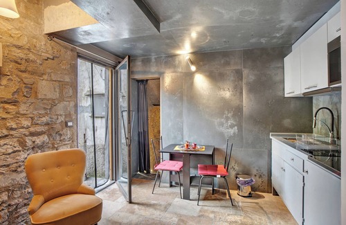 Imperia Apartment | Apartment 'La Cantina' with Sea View, Shared Garden and Wi-Fi