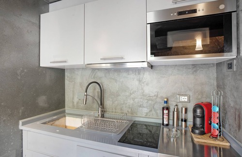 Imperia Apartment | Apartment 'La Cantina' with Sea View, Shared Garden and Wi-Fi