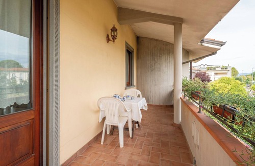 Altopascio Apartment | Apartment 'La Casa Nel Verde' with Private Terrace, Wi-Fi and Air Conditioning