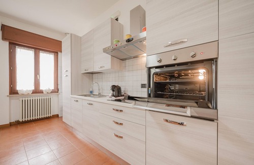 Rivoli Veronese Apartment | Apartment 'La Fenice' with Mountain View, Wi-Fi and Air Conditioning