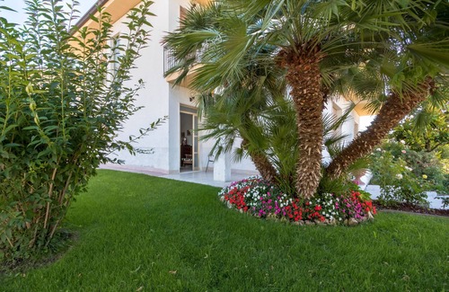 Sandra Apartment | Apartment 'La Maison De Mely' with Private Terrace, Wi-Fi and Air Conditioning