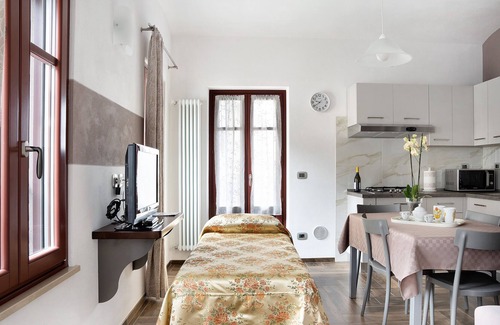 Verduno House | Apartment 'La Terrazza' with Mountain View, Wi-Fi and Air Conditioning