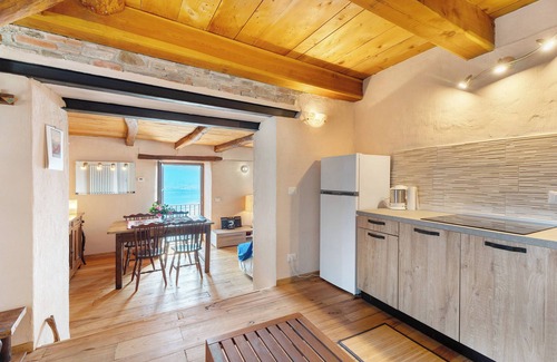 Gonte Apartment | Apartment 'La Torretta Di Mozzola' with Lake View, Private Terrace and Wi-Fi