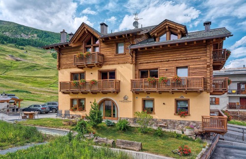 Livigno Apartment | Apartment 'Larice' with Mountain View, Shared Garden and Wi-Fi