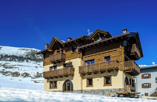 Livigno Apartment | Apartment 'Larice' with Mountain View, Shared Garden and Wi-Fi