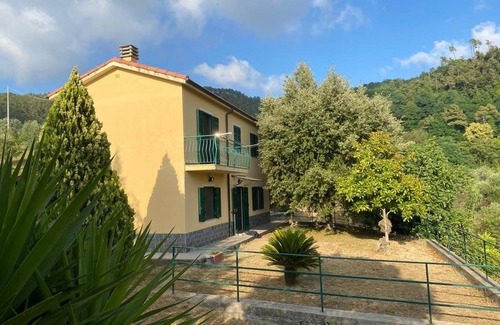 Deiva Marina Apartment | Apartment 'Lavagnina' with Mountain View, Wi-Fi and Air Conditioning