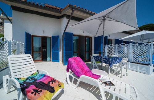 Cavoli Apartment | Apartment "Le Sirene Bilo 5" near the beach with shared terrace and Wi-Fi