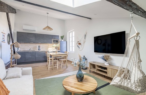 Le Somail Apartment | Apartment 'Le Somail - Louis 14' with Lake View, Wi-Fi and Air Conditioning