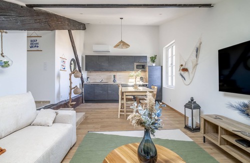 Le Somail Apartment | Apartment 'Le Somail - Louis 14' with Lake View, Wi-Fi and Air Conditioning