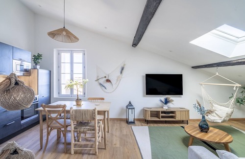 Le Somail Apartment | Apartment 'Le Somail - Louis 14' with Lake View, Wi-Fi and Air Conditioning