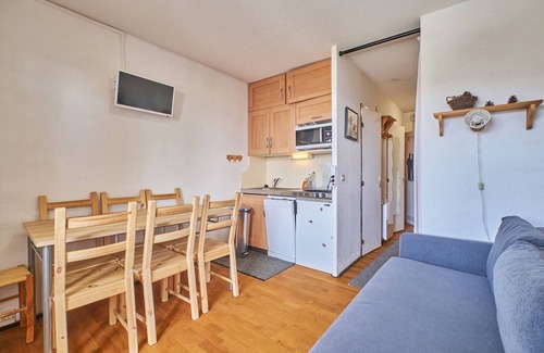 Eclose-Est Apartment | Apartment 'Le Val D'Huez' with Mountain View and Balcony