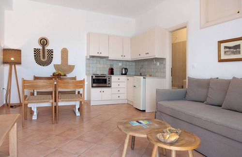 Astypalaia Apartment | Apartment 'Lefkanthemo' with Sea View, Wi-Fi and Air Conditioning