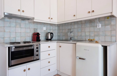 Astypalaia Apartment | Apartment 'Lefkanthemo' with Sea View, Wi-Fi and Air Conditioning