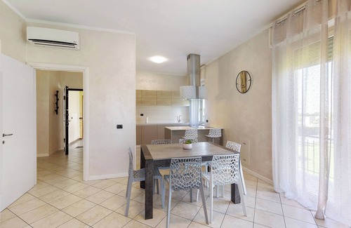 Lonato del Garda Apartment | Apartment 'Lm House - Trilocale Acanthus' with Shared Terrace, Wi-Fi and Air Conditioning
