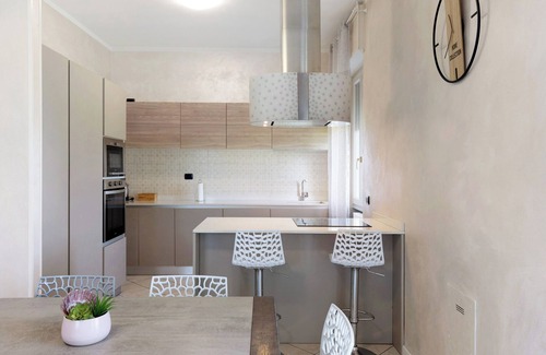 Lonato del Garda Apartment | Apartment 'Lm House - Trilocale Acanthus' with Shared Terrace, Wi-Fi and Air Conditioning