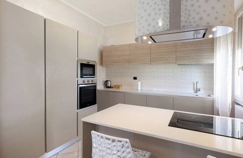 Lonato del Garda Apartment | Apartment 'Lm House - Trilocale Acanthus' with Shared Terrace, Wi-Fi and Air Conditioning