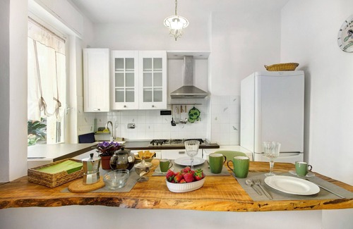 Bogliasco Apartment | Apartment 'Lo Scoglio' with Private Garden and Wi-Fi