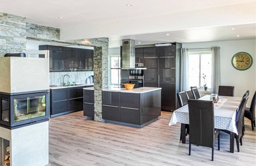Strandebarm Apartment | Apartment located on the shore of the Hardangerfjord with fantastic fjord views of the Folgefonna gl