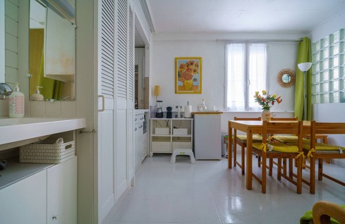 Elne Apartment | Apartment 'Logis Helena' with Wi-Fi