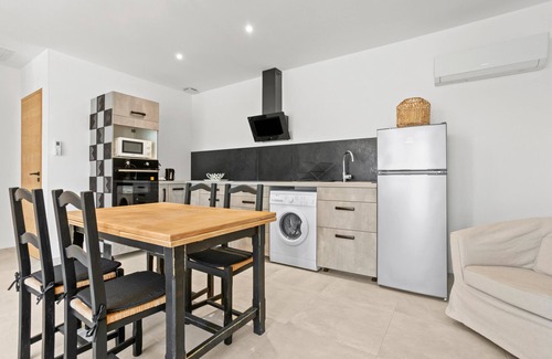 Les Arcs-sur-Argens Apartment | Apartment 'Lou Paradou' with Shared Garden, Wi-Fi and Air Conditioning