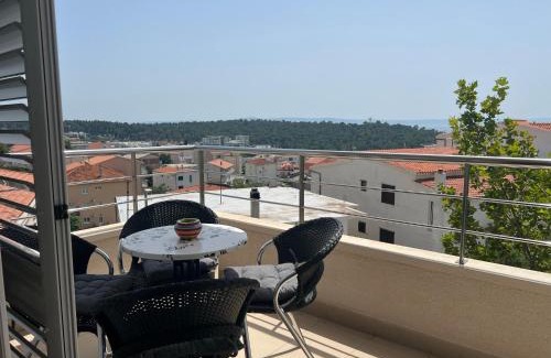 Vrpolje Apartment | Apartment Lucija - cozy flat in the city center with a sea view & parking