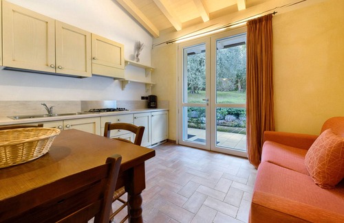 Soiano del Lago Apartment | Apartment 'Luppolo' with Lake View, Wi-Fi and Air Conditioning
