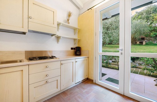 Soiano del Lago Apartment | Apartment 'Luppolo' with Lake View, Wi-Fi and Air Conditioning