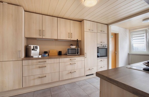 Neckarhausen Apartment | Apartment 'M B Homes Nürtingen' with Wi-Fi