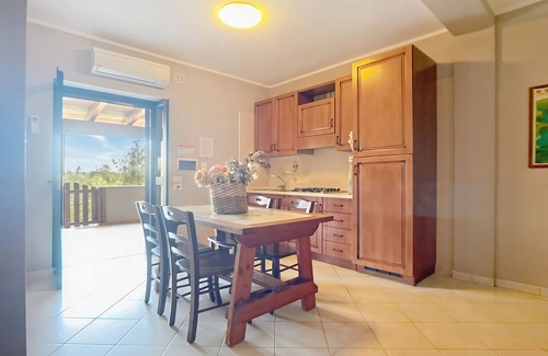 Chiesiola Apartment | Apartment 'Mapa Corbezzolo' with Sea View, Wi-Fi and Air Conditioning