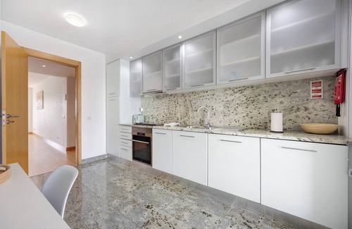 Telheiro Apartment | Apartment "Marina Elegance" with a View of the Marina, Private Covered Terrace & Wi-Fi