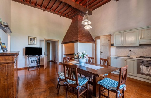 Monteroni d'Arbia Apartment | Apartment 'Memories' Farm Stay with View of Siena