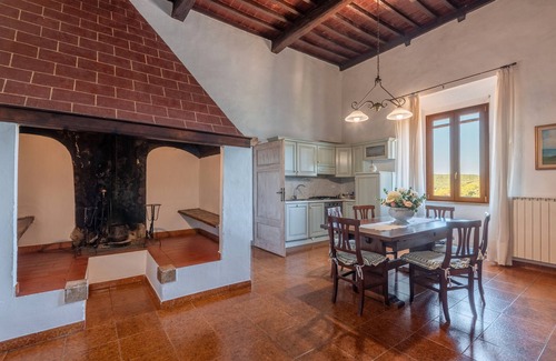Monteroni d'Arbia Apartment | Apartment 'Memories' Farm Stay with View of Siena