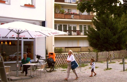 Charlottenburg Apartment | Apartment MIRÓ-BILE: a taste of art, southward balcony, in the city centre West (Charlottenburg) – near to the green riverside of the river Spree.