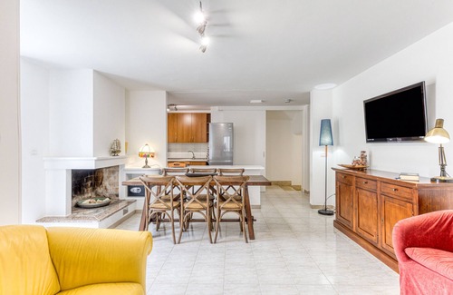 Taurisano House | Apartment 'Mistral' with Shared Pool, Wi-Fi and Air Conditioning