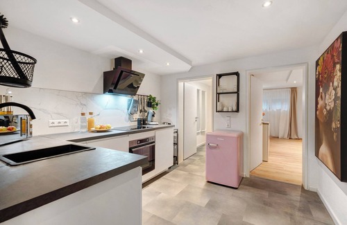Teningen Apartment | Apartment 'Modern Und Gemütlich- In Teningen' with Wi-Fi