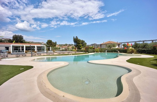 Poggi Apartment | Apartment 'Monolocale Rebi' with Shared Pool, Garden and Wi-Fi