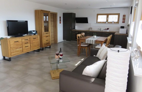 Weilheim Apartment | Apartment 'Morgensonne' with Mountain View, Private Terrace and Wi-Fi