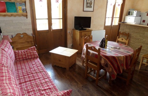 Samoens Apartment | Apartment near Samoëns town center 85 m², sleeps 8 to 12, renovated in 2011