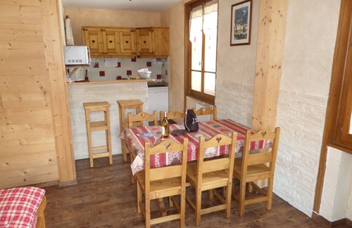 Samoens Apartment | Apartment near Samoëns town center 85 m², sleeps 8 to 12, renovated in 2011