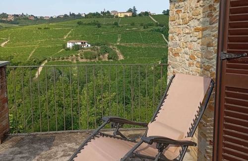 Mango Apartment | Apartment 'Nebbiolo' with Shared Terrace, Shared Garden and Wi-Fi