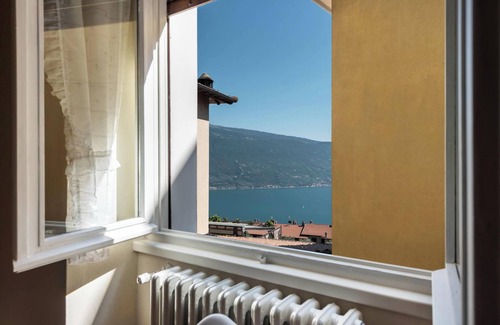 Oldesio Apartment | Apartment "Nonna Fina" with Lake & Mountain View, Shared Pool & Wi-Fi
