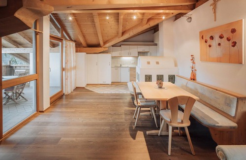 Rifiano Apartment | Apartment 'Oberegghof Hahnenkamm' with Mountain View and Wi-Fi