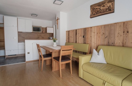 Velturno Apartment | Apartment 'Oberhemberger Hof Oanser' with Mountain View, Shared Terrace and Wi-Fi
