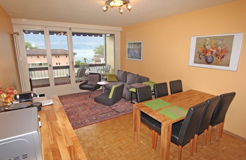 Minusio Apartment | Apartment on the 1st floor of an apartment building in a sunny and central location