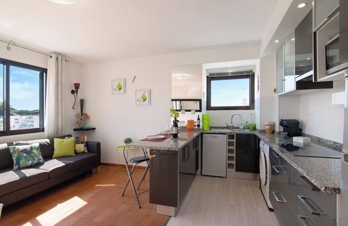 Oura Apartment | Apartment 'Ouramar' with Sea View, Balcony & A/C